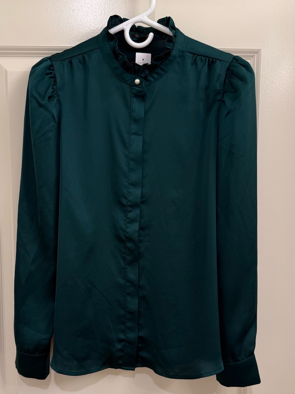 Ann Taylor Green Blouse Pearl Detail NWT 🆕 - Picture 9 of 9